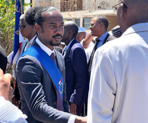 Rody Tolassy, député, lors d’un déplacement politique sur le terrain