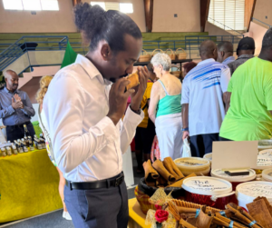 Rody Tolassy, député, échange avec des commerçants lors d’une visite dans un marché local