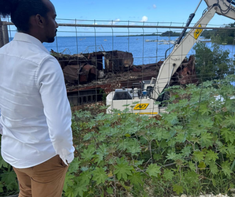 Rody Tolassy, député, lors de la destruction et du retrait d’une épave de bateau à Baie-Mahault